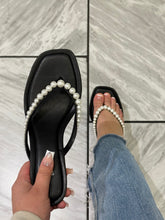 Load image into Gallery viewer, Pearl Strap Thong Kitten Heel