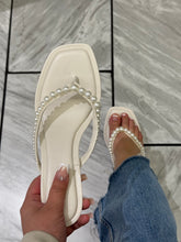 Load image into Gallery viewer, Pearl Strap Thong Kitten Heel